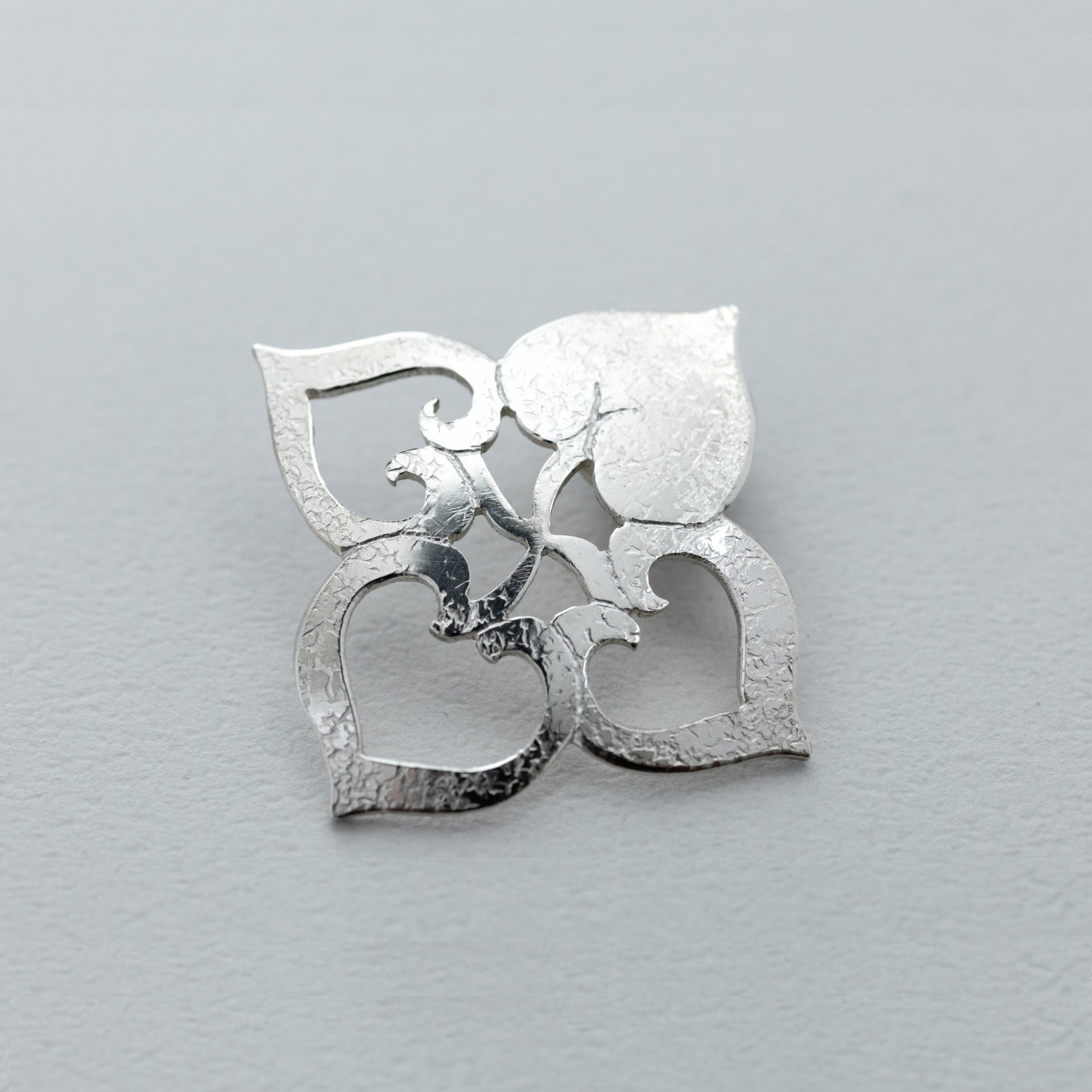 ピンバッジ（眼鏡ホルダー） – かざりや 鐐 - KAZARIYA RYO KYOTO JAPAN -