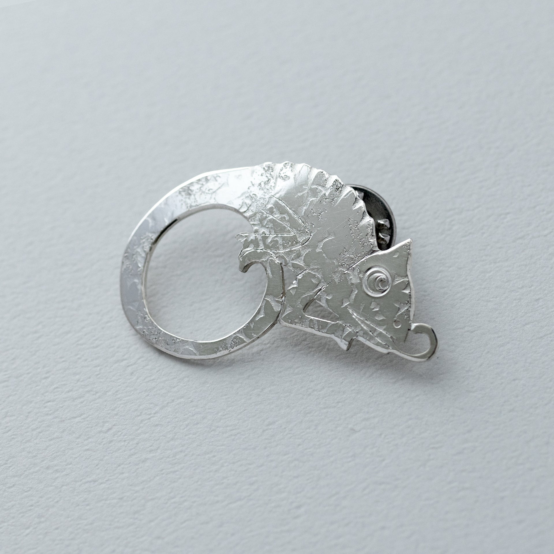 ピンバッジ（眼鏡ホルダー） – かざりや 鐐 - KAZARIYA RYO KYOTO JAPAN -