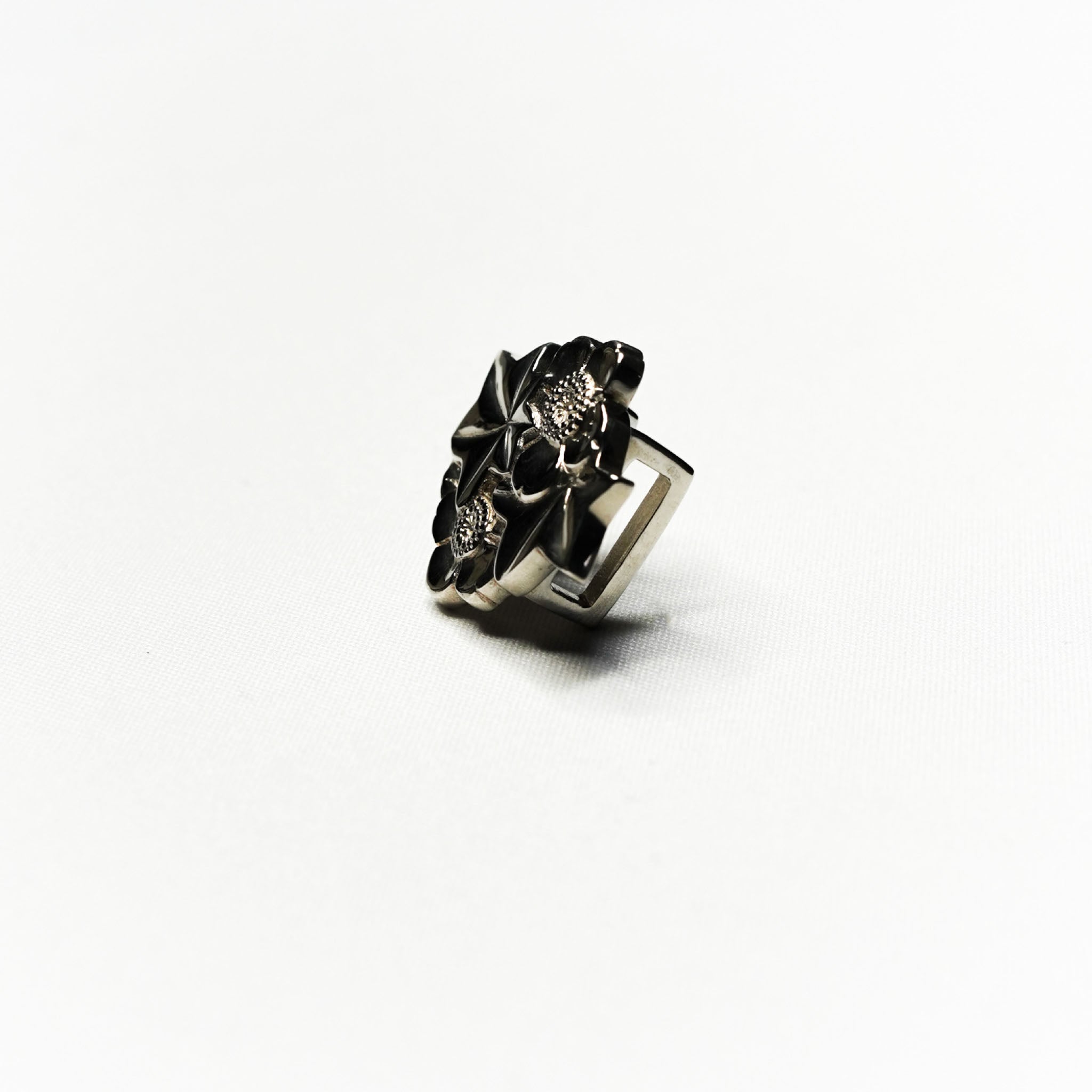 Cloud Brocade (cherry blossom and maple) silver obi clip